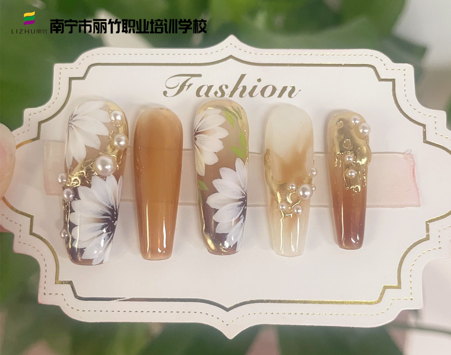 春日手绘花朵美甲，广西美甲速成班营造春之浪漫