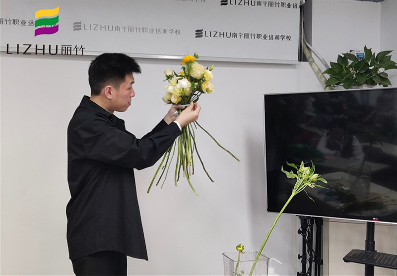 南宁培训插花基础：花材同色系的选择
