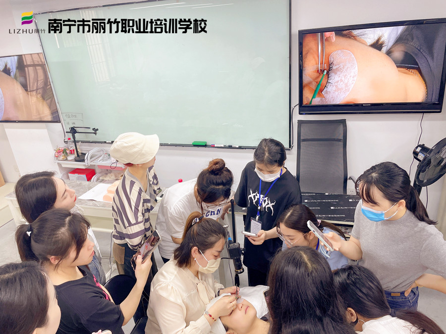 广西美睫职业学校课堂实况汇总