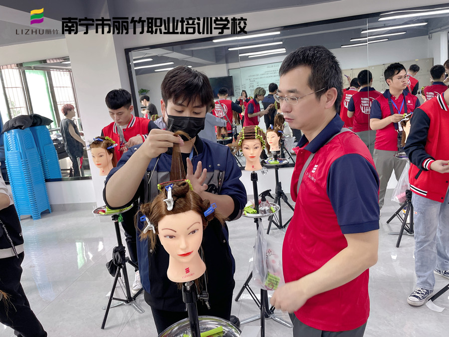 美发怎么卷杠纸？南宁美发卷发学校实训展示