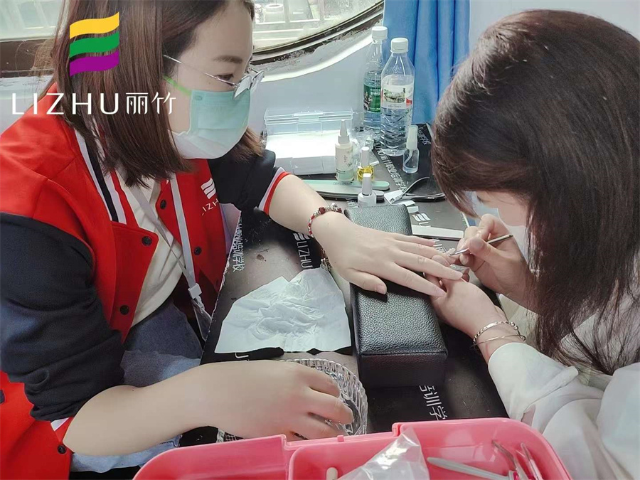 广​西美甲基础知识内容：美甲怎么修手？