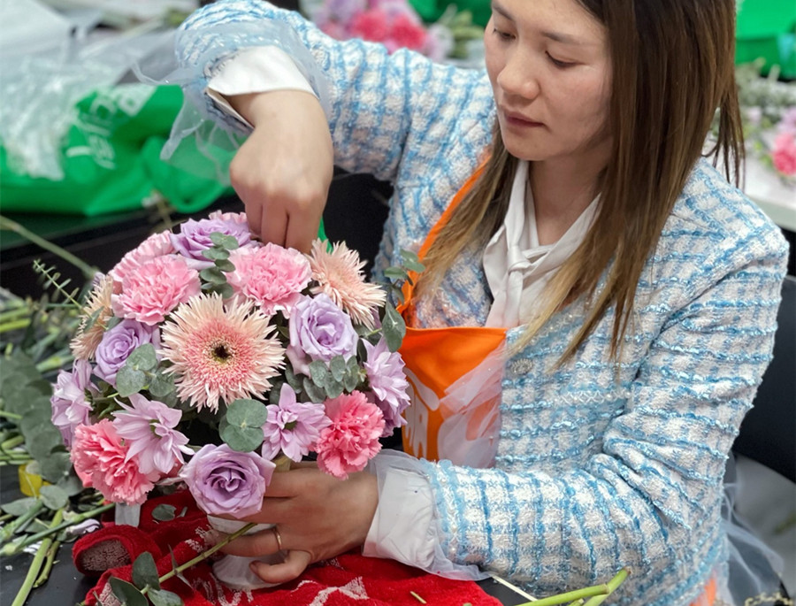 广西花艺插花学校：桌花制作方法练习