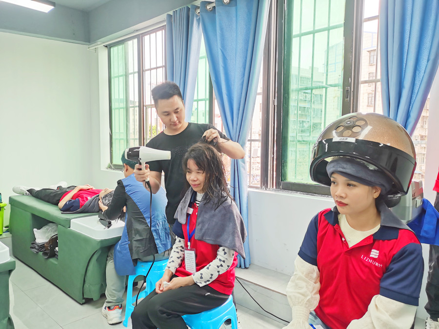 如何给发膜加热？南宁美发职业技术学校课堂实训讲解
