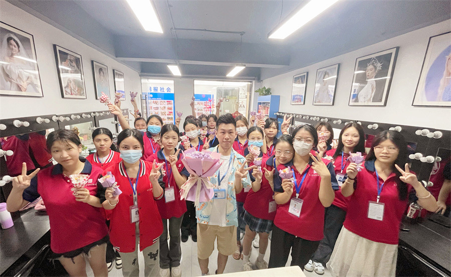 广西化妆学校六一活动，仪式氛围感拉满
