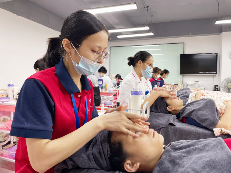 化妆需要学皮肤管理吗？广西美容化妆学校专业解答