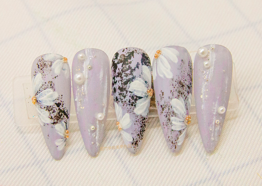 南宁美甲学校：磨砂美甲，铂金胶美甲，彩绘小雏菊美甲