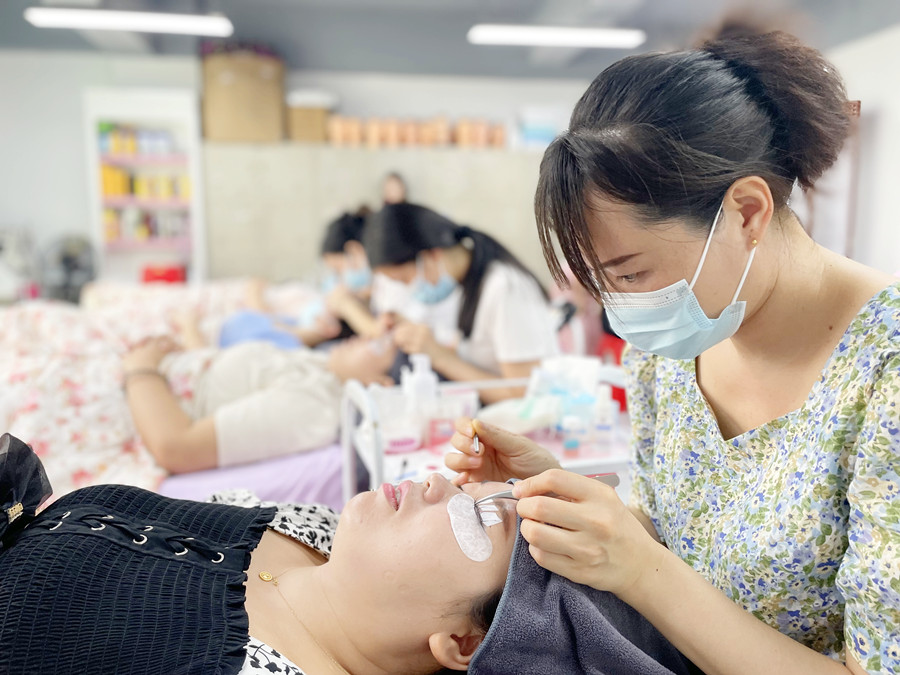 学费多少？南宁美甲美睫纹绣培训学校