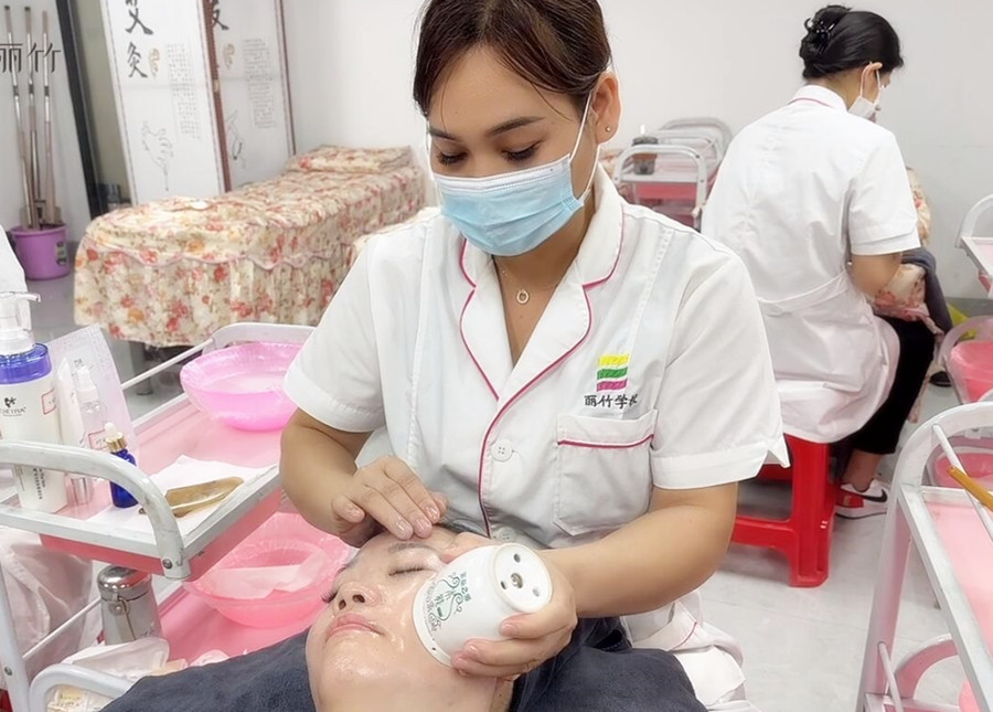南宁学美甲学费便宜：面部桃花灸操
