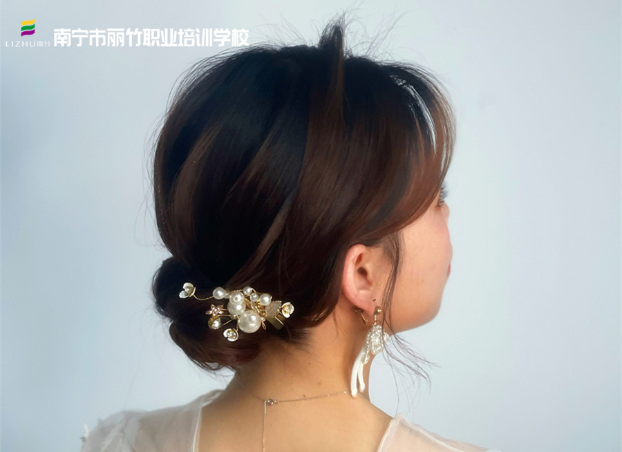 森系简约编盘发,南宁化妆发型培训作品