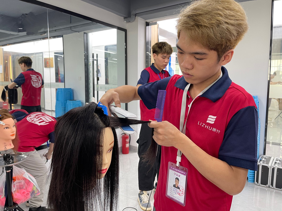 直板夹的工作原理，南宁美发职业培训学校课程讲解