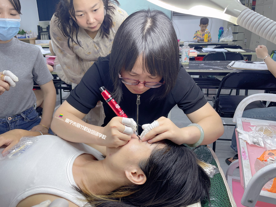 南宁哪里可以学纹绣？7月22日欢迎来丽竹学校