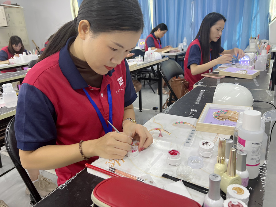 赏析！南宁美甲造型学校学员雕花作品