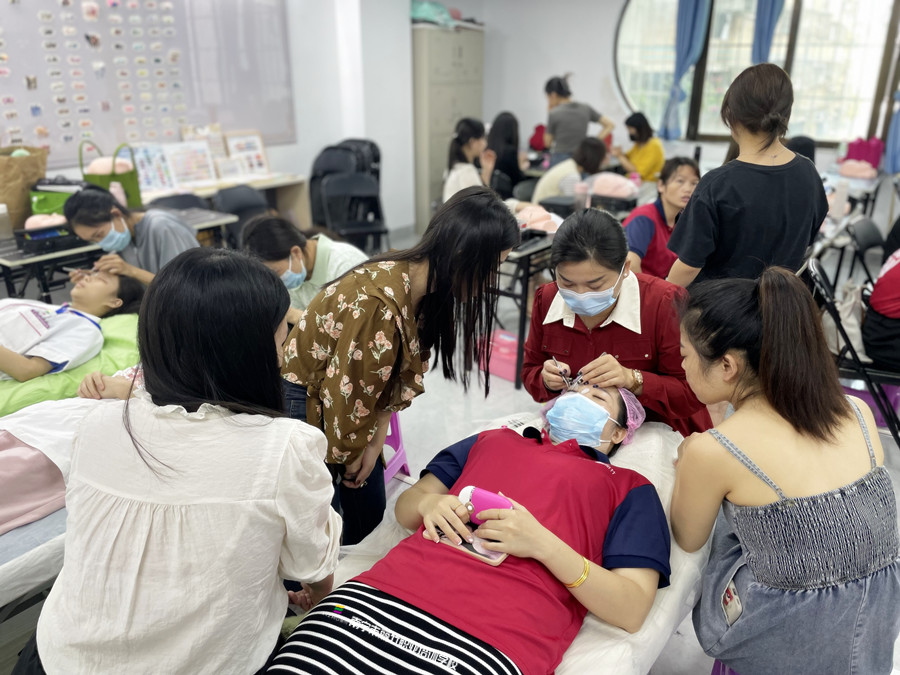 南宁西乡塘区美睫美甲培训学校：美睫真人实操课堂