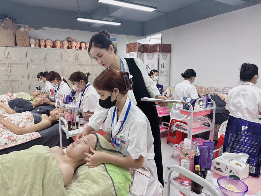 改善面部细纹的手法？南宁皮肤管理培训