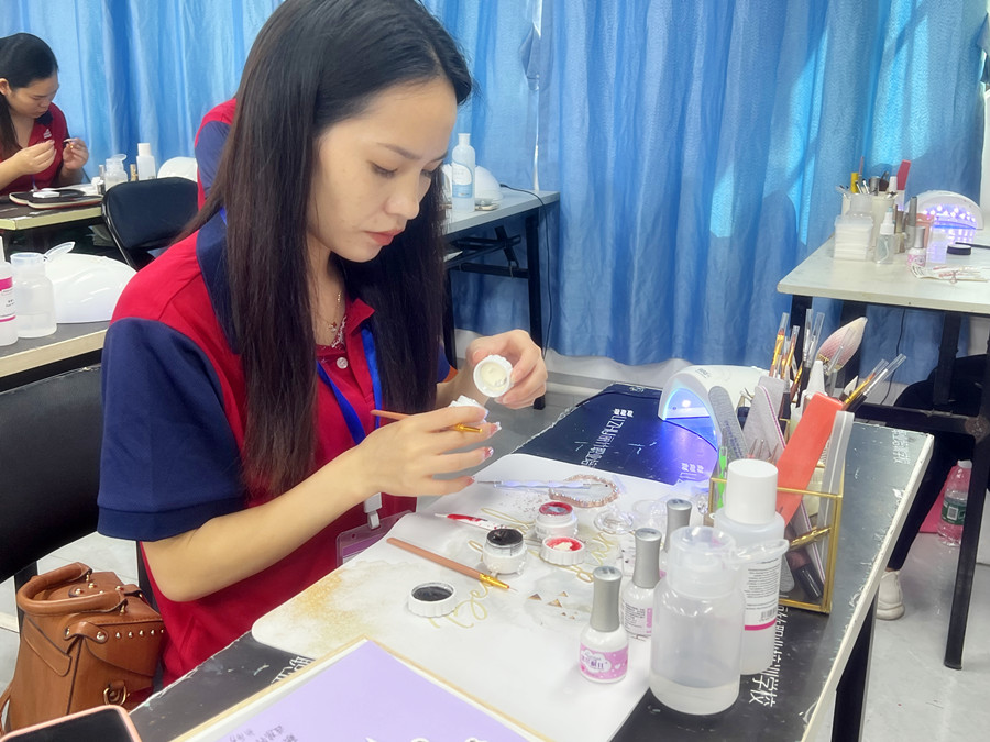 《踏雪寻梅》| 南宁美甲学校毕业班作品