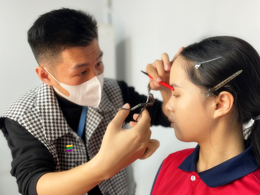 如何用睫毛夹？化妆工具介绍