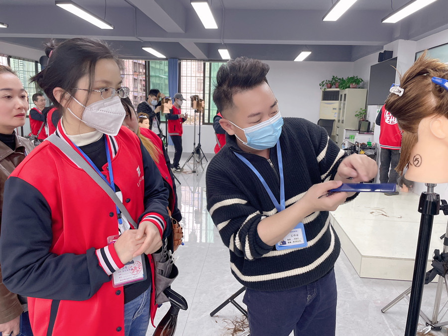 常见的长发发尾修剪方式，广西女士剪发教学
