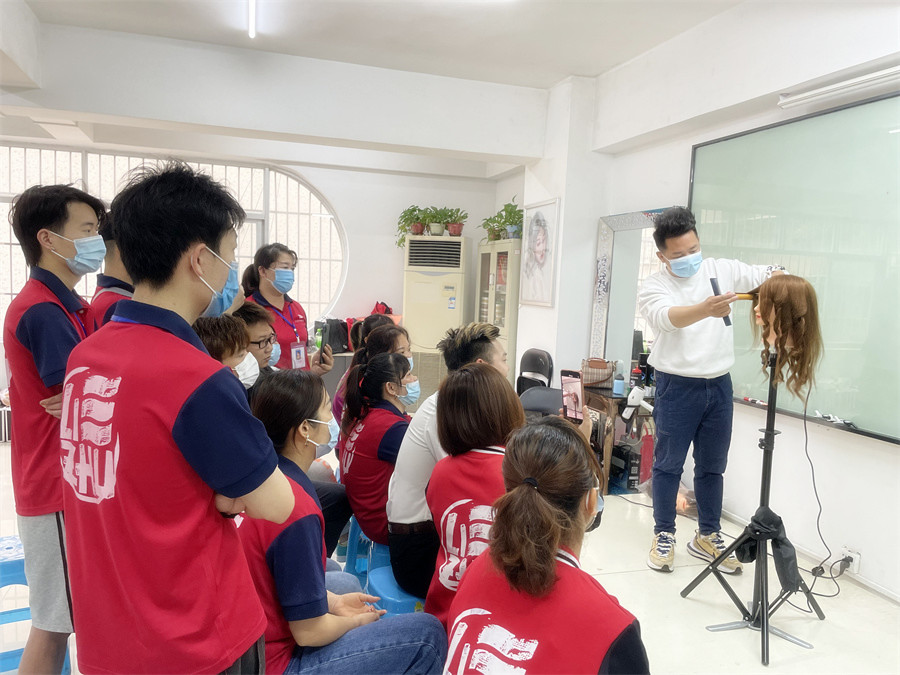 电卷棒怎么用？南宁学美发工具有哪些？