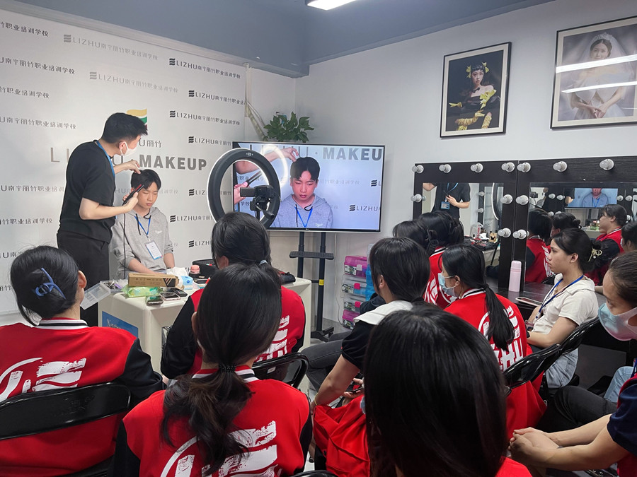 如何给男生化妆？广西化妆彩妆基础