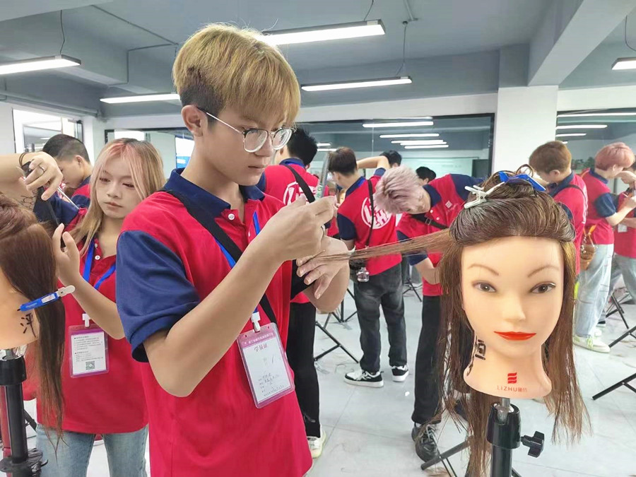 发片打薄的方法，广西剪发基础教学详解