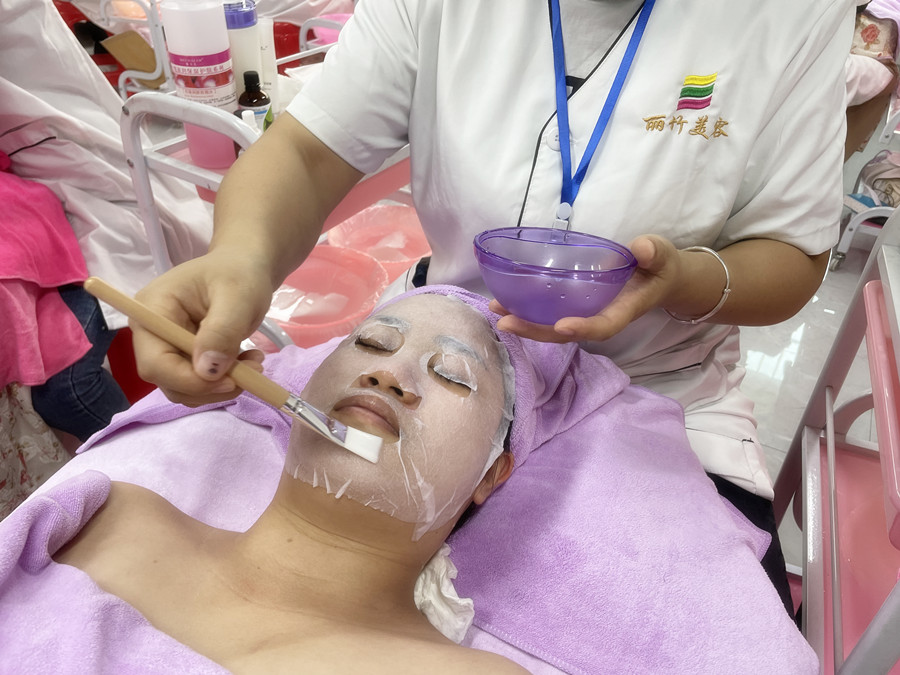 冬季敷面膜技巧，南宁美容护肤养颜学校分享