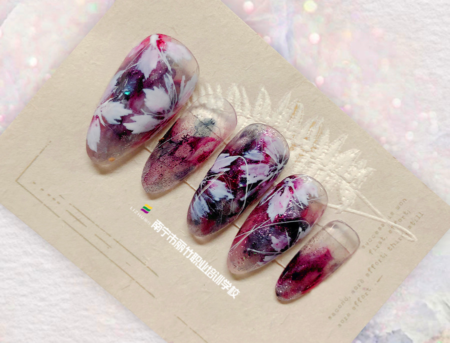 南宁美甲款式进修作品：晕染花朵美甲