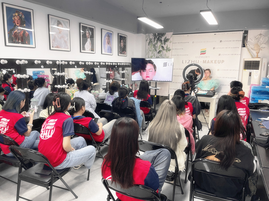 花样新娘的化妆要点，南宁新娘跟妆培训