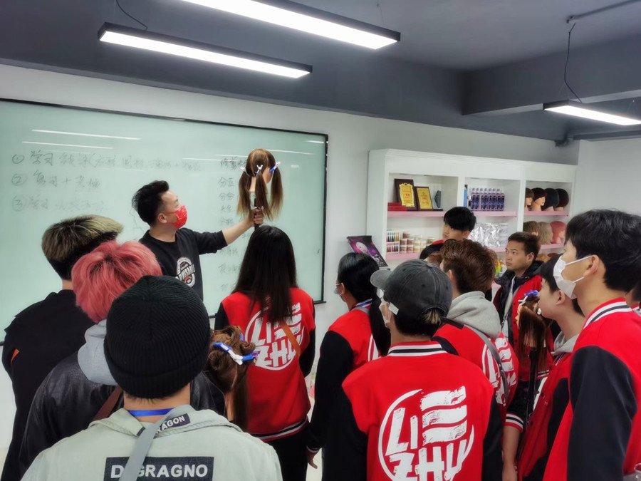 剪女发的技巧，广西剪发理发学校课堂