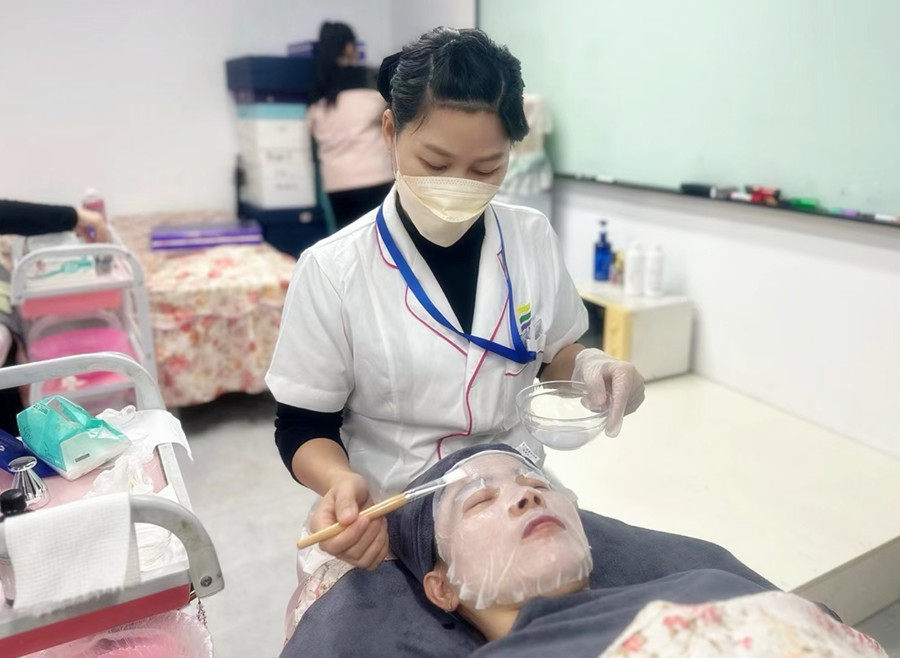 日常基础面部护理手法，广西皮肤管理培训