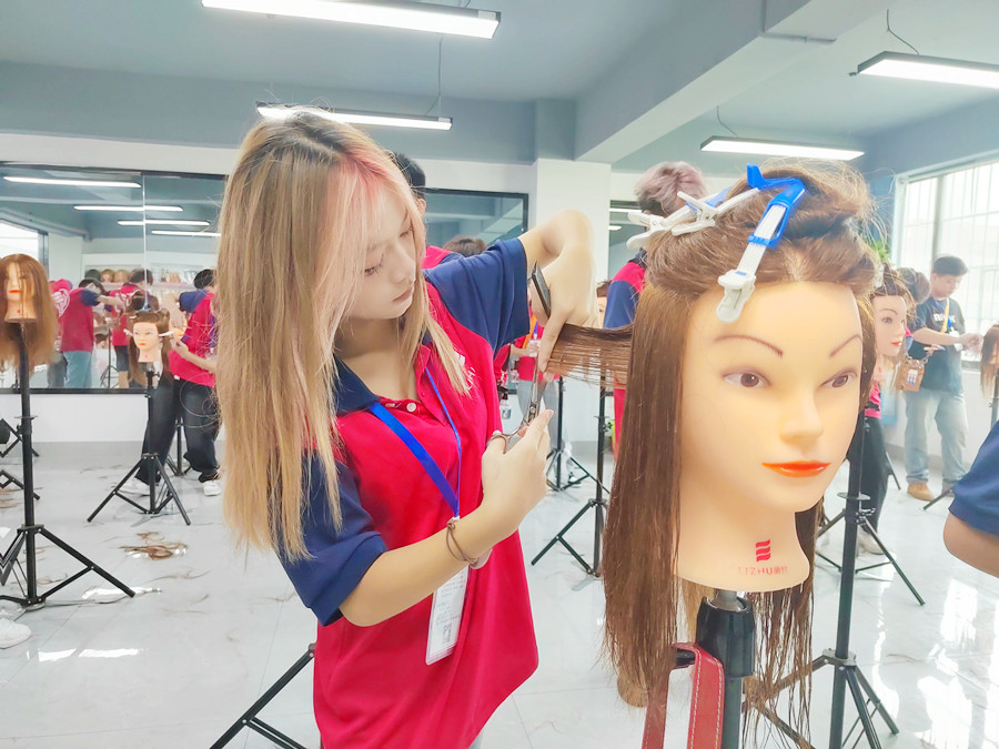 剪齐平和修剪高层次技巧，南宁理发剪发培训