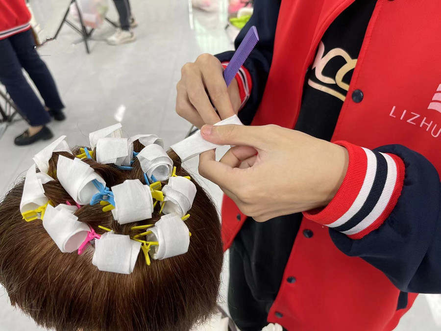 发根定位烫怎么操作？广西烫染培训