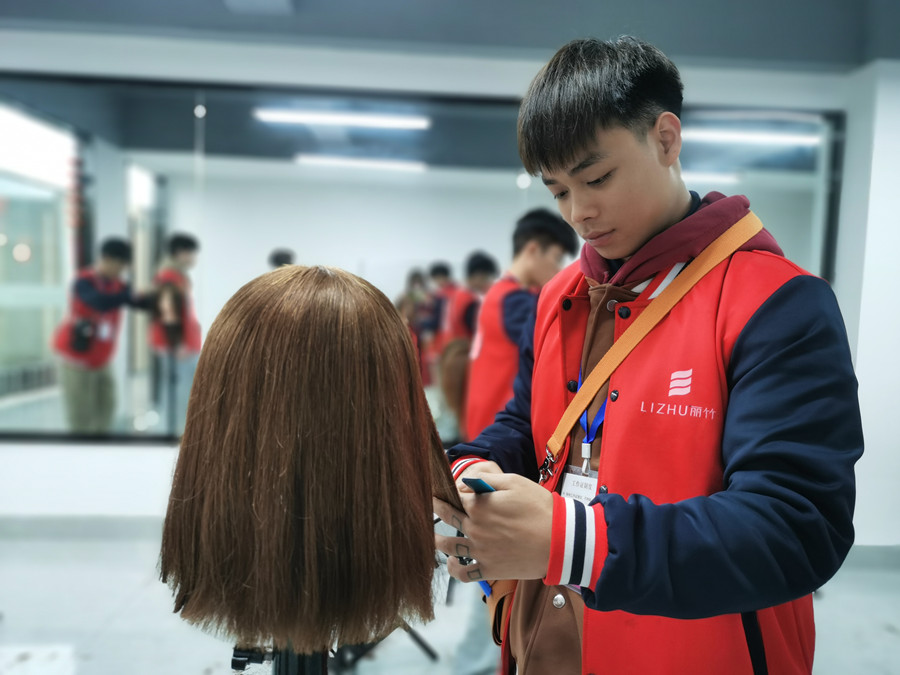 南宁理发：女士发尾修剪前的技巧