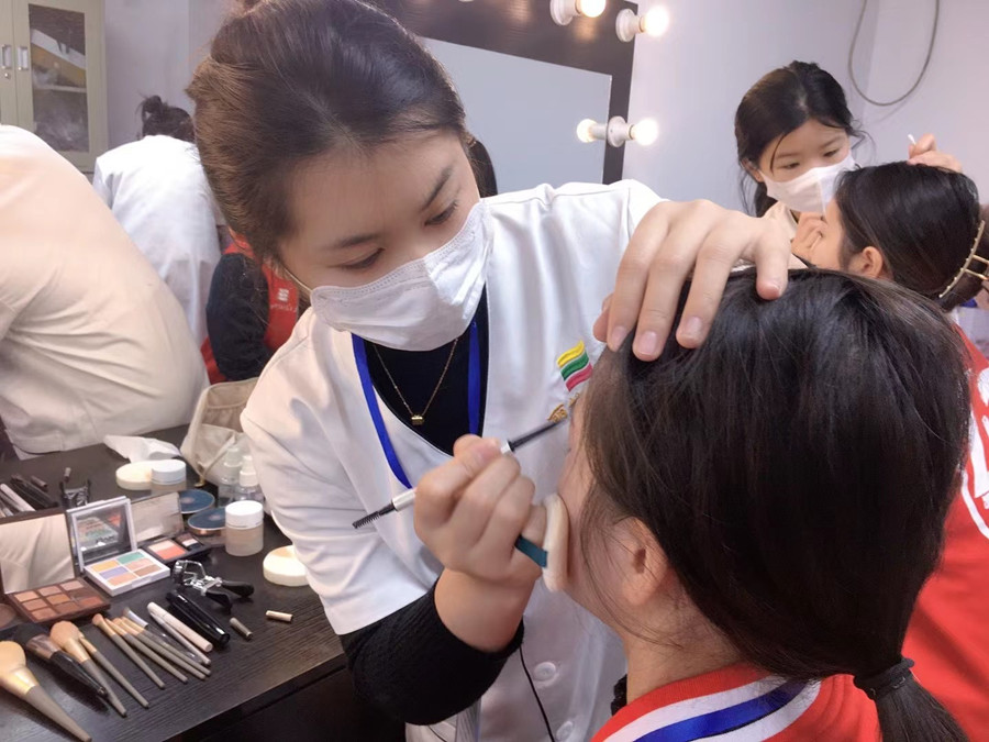 美容师应该怎么化妆？南宁美容职业学校实践教学