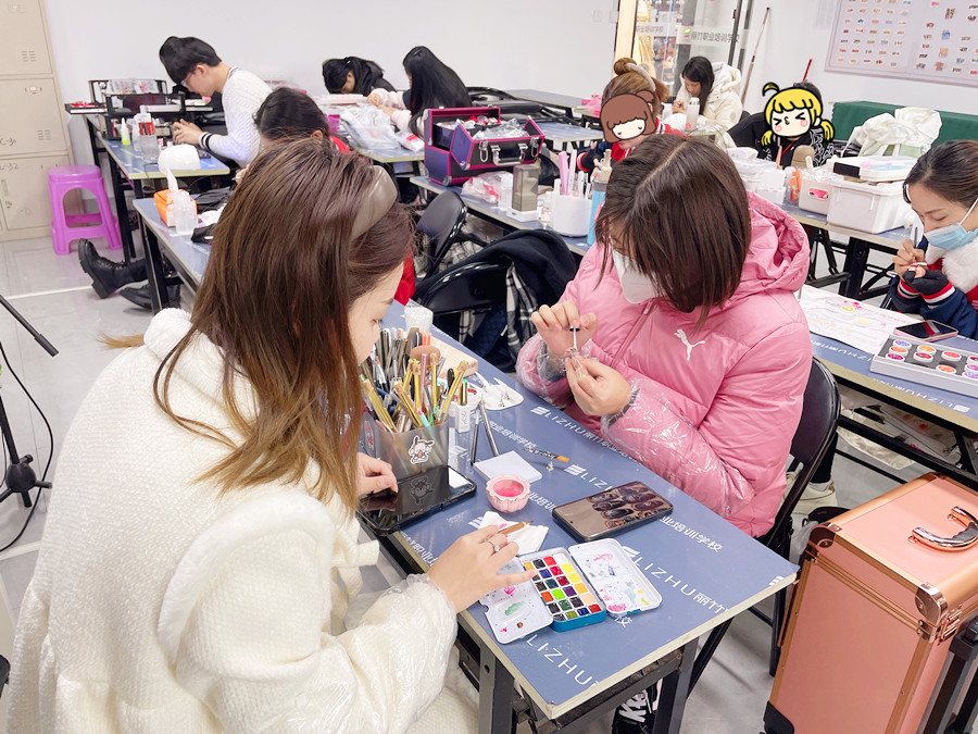 美甲学色彩重要性，广西美甲基础班彩教学内容