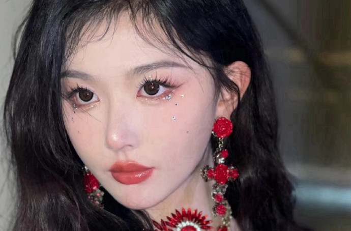 孔雪儿演唱会碎钻仿妆，广西美妆学习