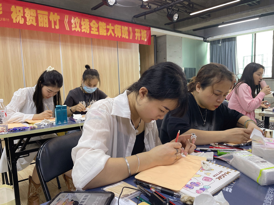 南宁眉眼唇造型学校Day 4课堂实况