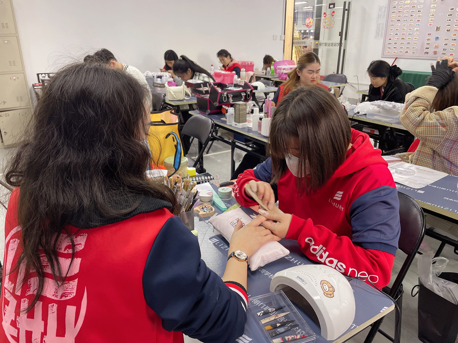 南宁美甲学院：做完美甲后指甲变薄变软的原因