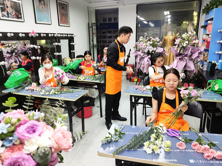南宁插花花艺学习：制作手捧花教程