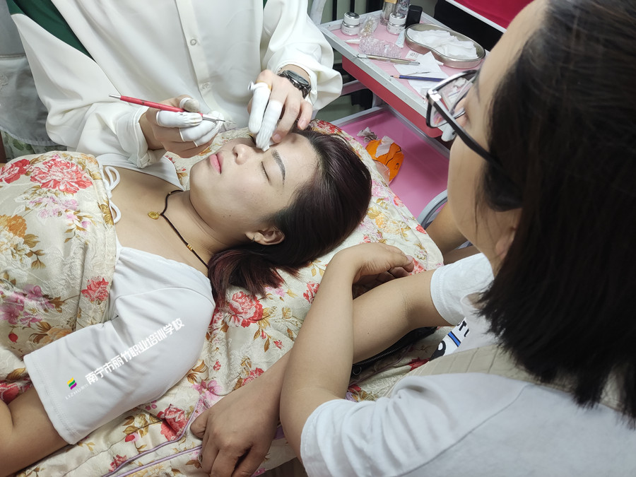 广西纹绣技巧：纹绣师如何控制色乳的分量？