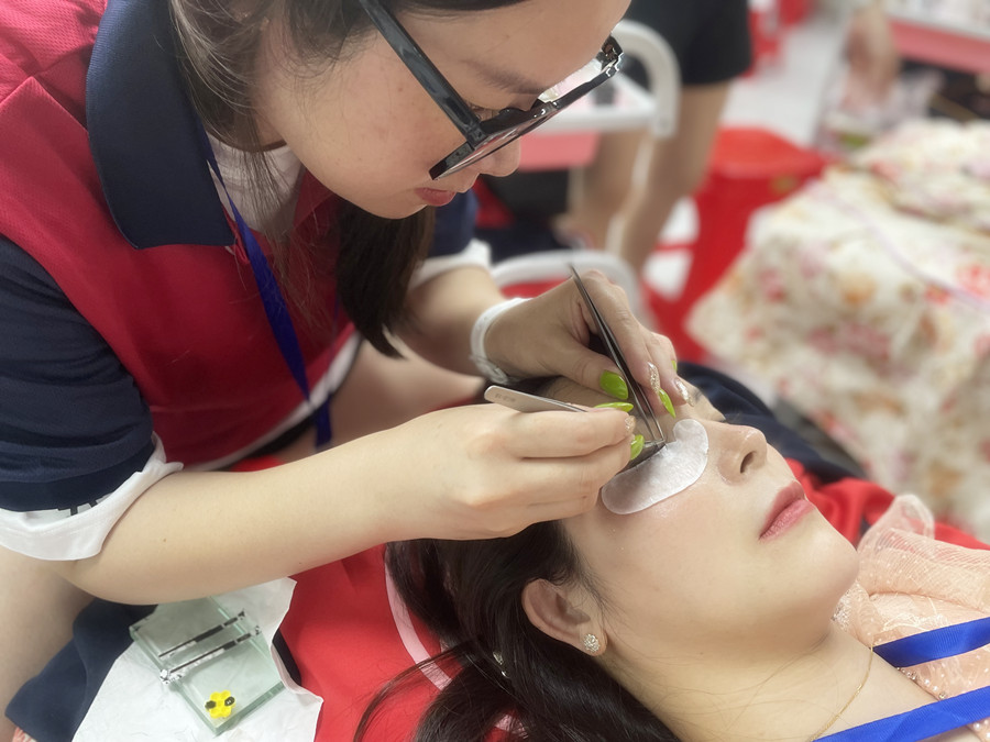 嫁接完睫毛眼睛痒怎么办？广西美甲美睫学校帮你解决