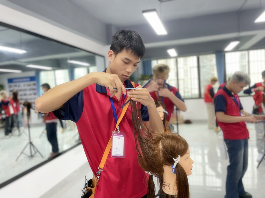 南宁美发基础学校：牙剪是干嘛的？