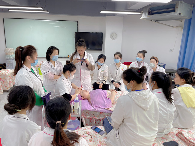 问题皮肤夏日护肤指南，南宁美容养颜学校分享