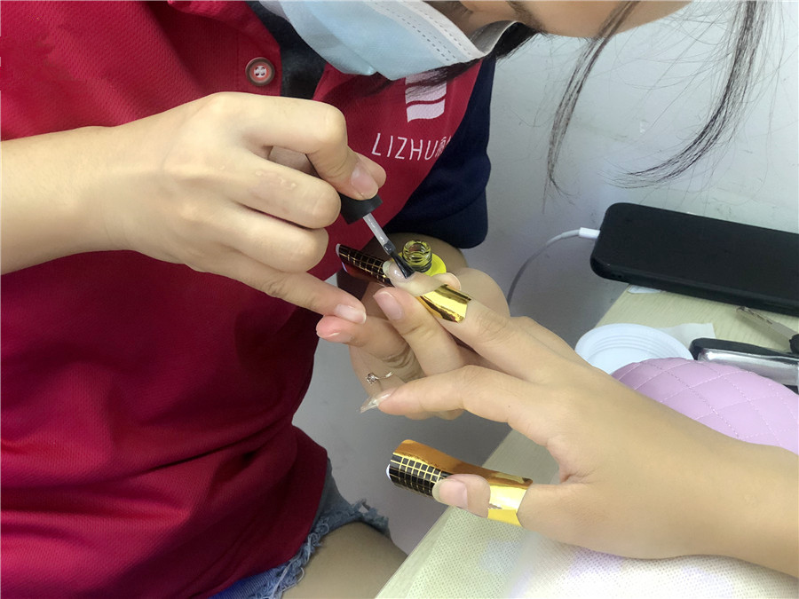 贴甲片和延长甲的区别，南宁美甲师培训课程