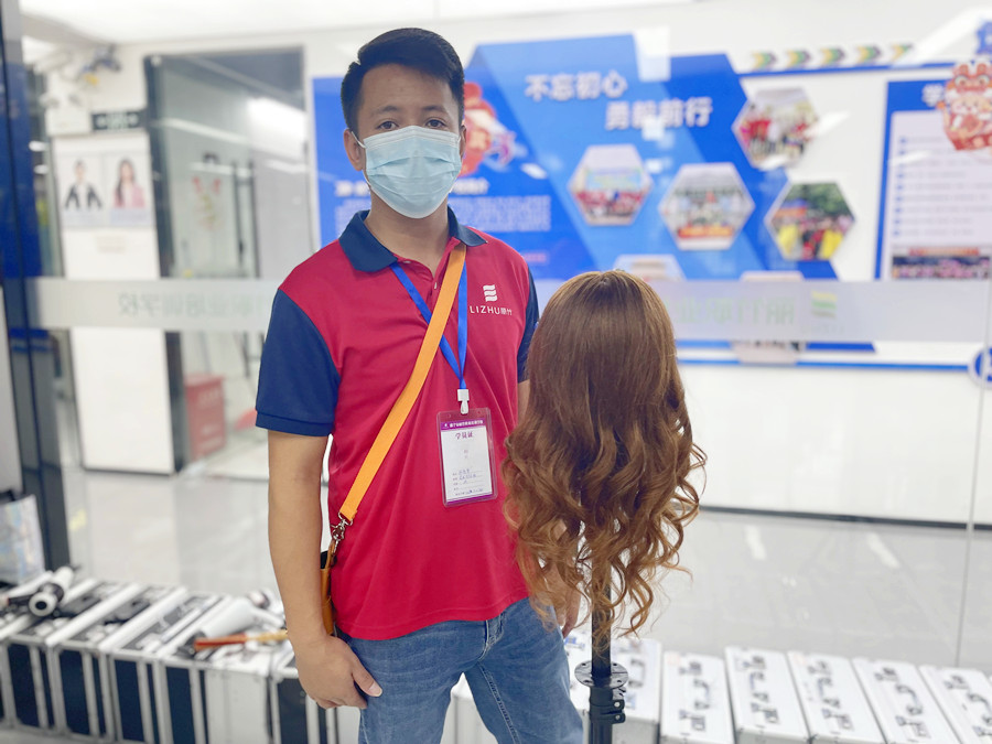 南宁学烫发没经验：卷发棒的操作方法