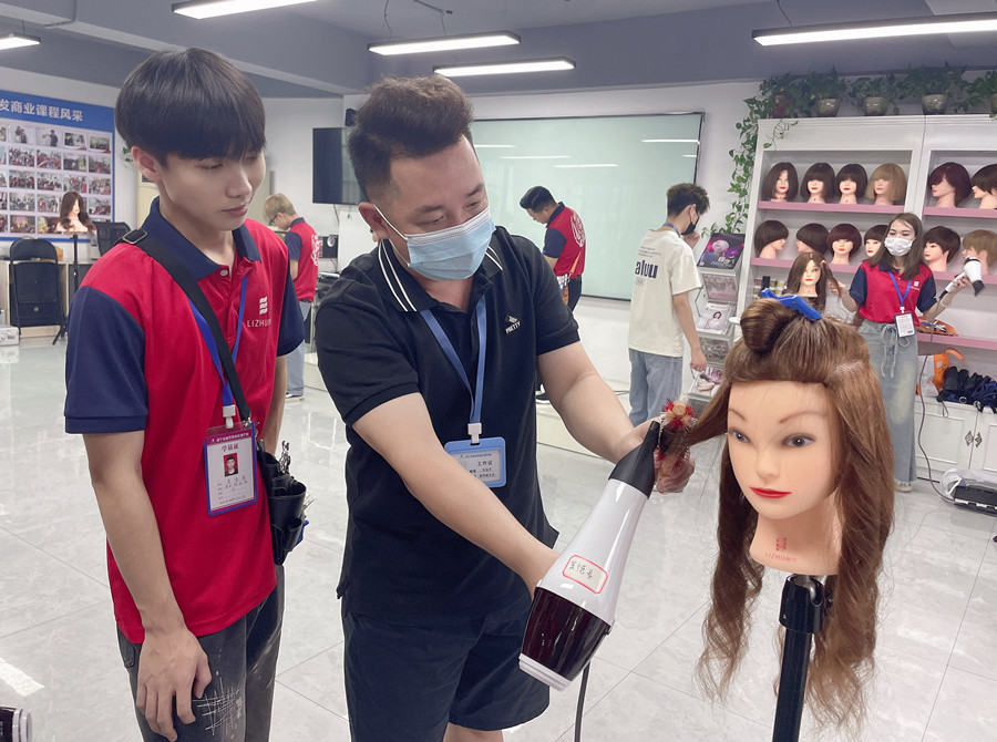 怎么样才能做好吹风造型？南宁美发吹风培训