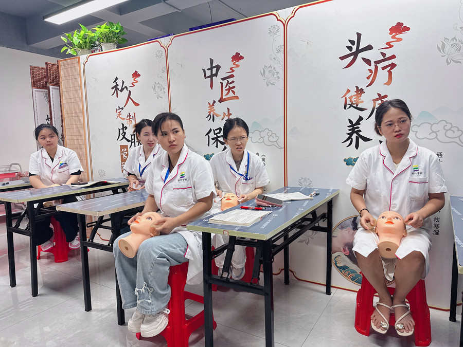 假头模面部美容教学，南宁美容培训被认可