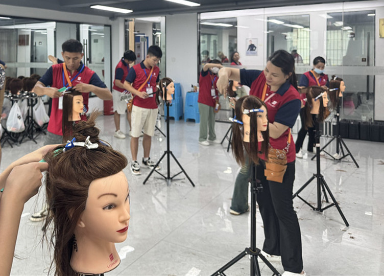 什么是挑剪？广西美发剪发理发学校课堂讲解