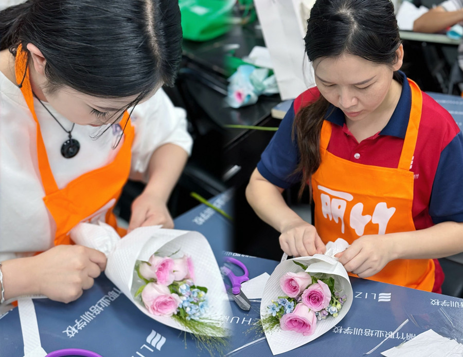 南宁花艺学校开班首日，学员收获满满