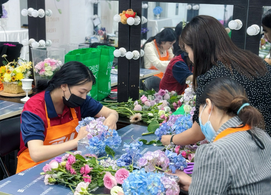 优雅瀑布桌花布置，学花艺没经验