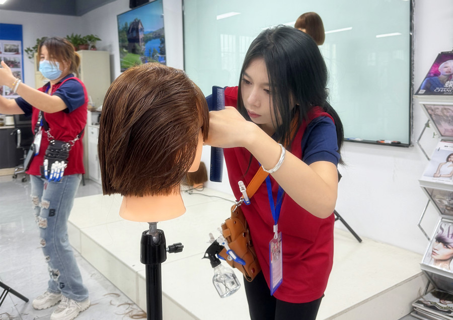 南宁学剪发女士：不适合发量少剪的发型